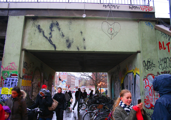 Tejn: lock on, street art, peace Nrrebro