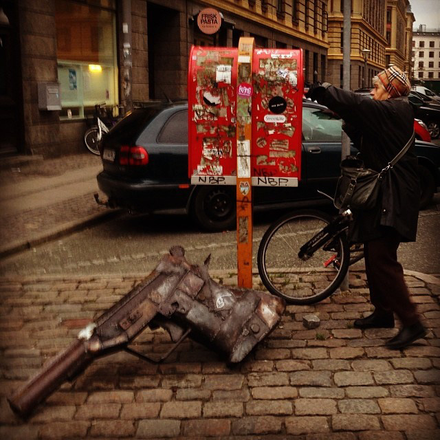 TEJN: Lock On, Street art, gun.